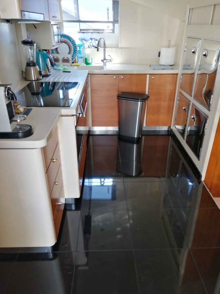 Installing natural granite on the kitchen floor