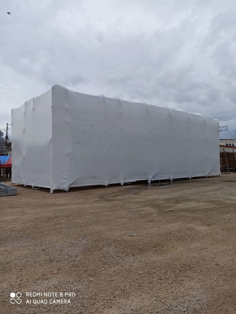 Boat closure with heat shrinkable membrane