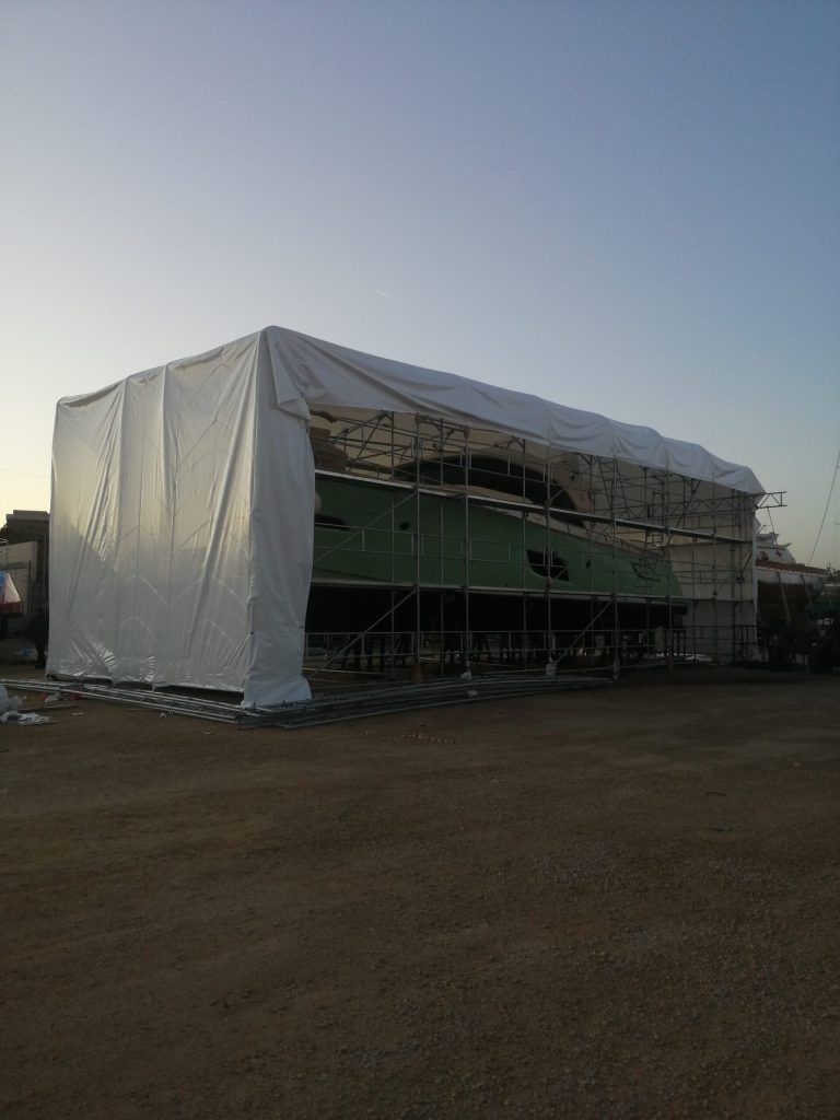 Boat closure with heat shrinkable membrane