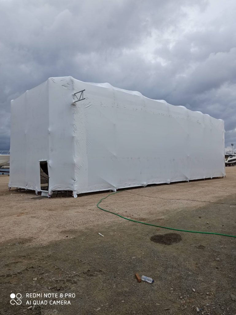 Boat closure with heat shrinkable membrane