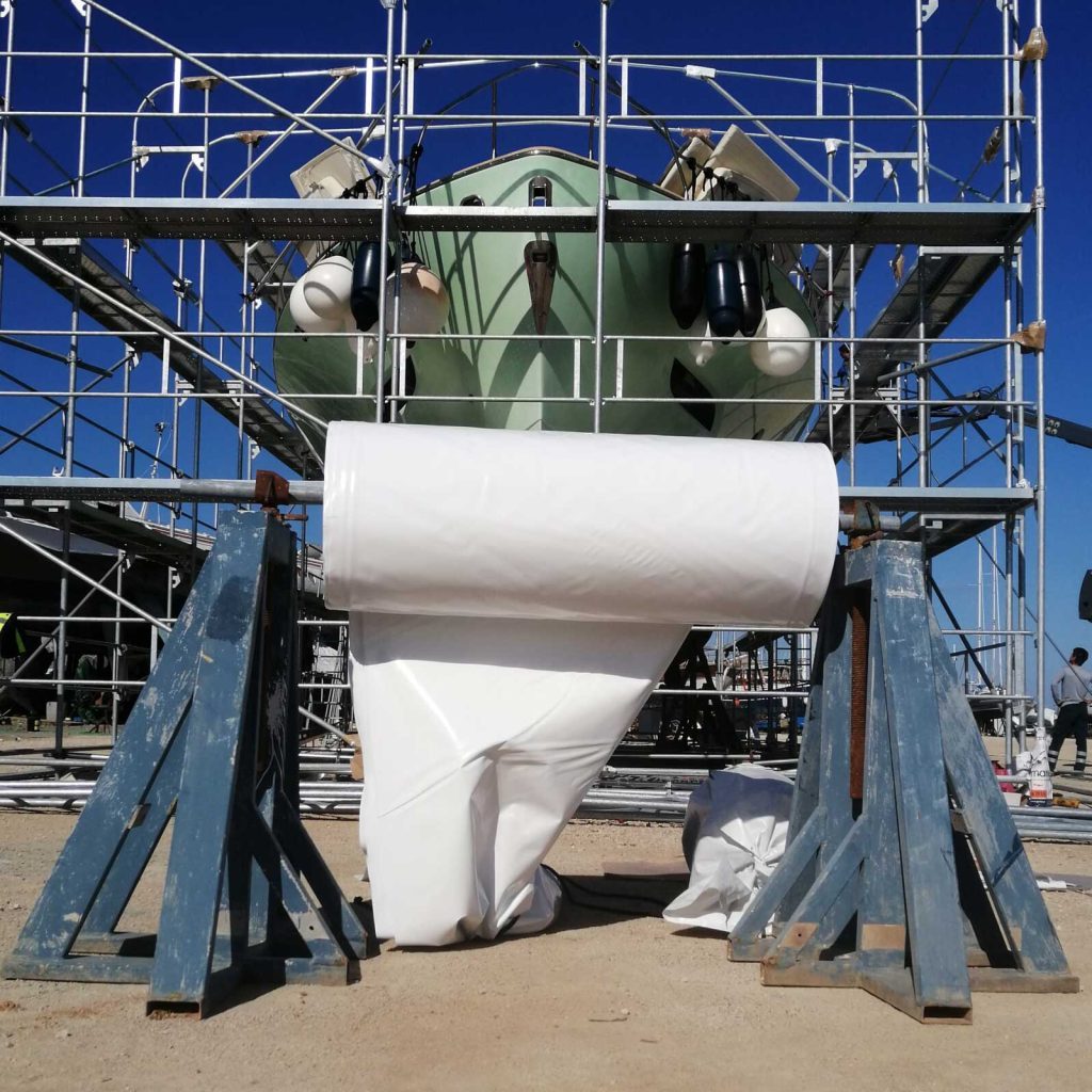 Boat closure with heat shrinkable membrane